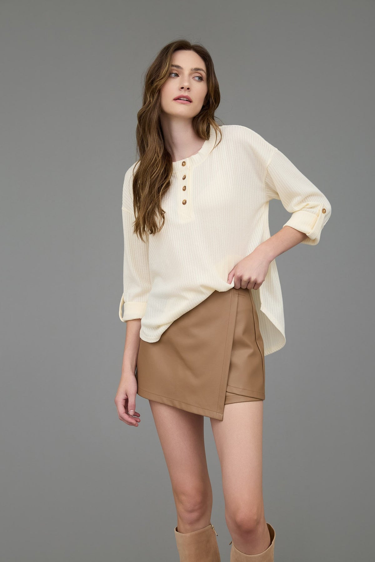 3/4 TAB SLEEVE HENLEY KNIT TOP - (Cream)