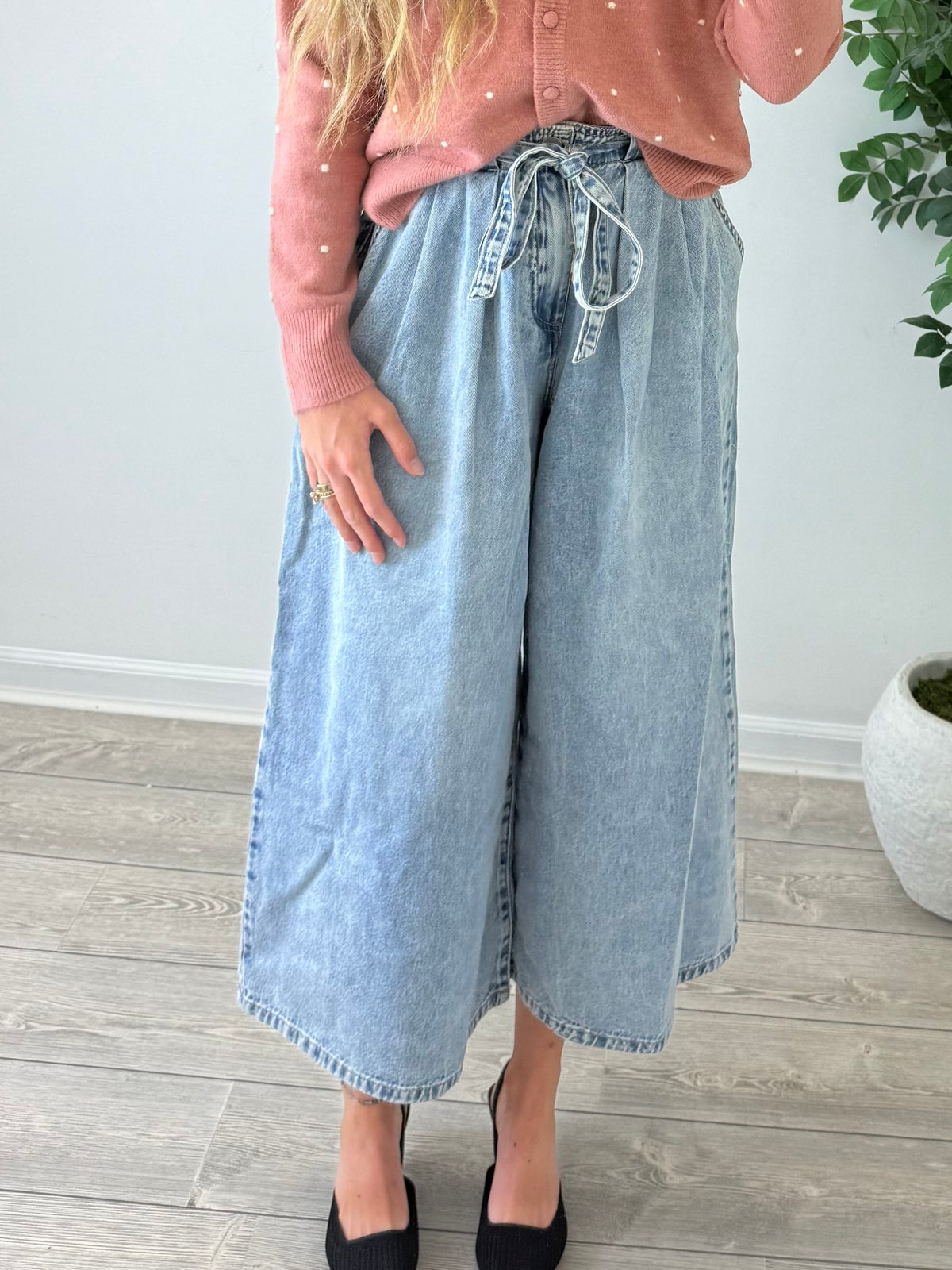 Wide Legged Cropped Jeans