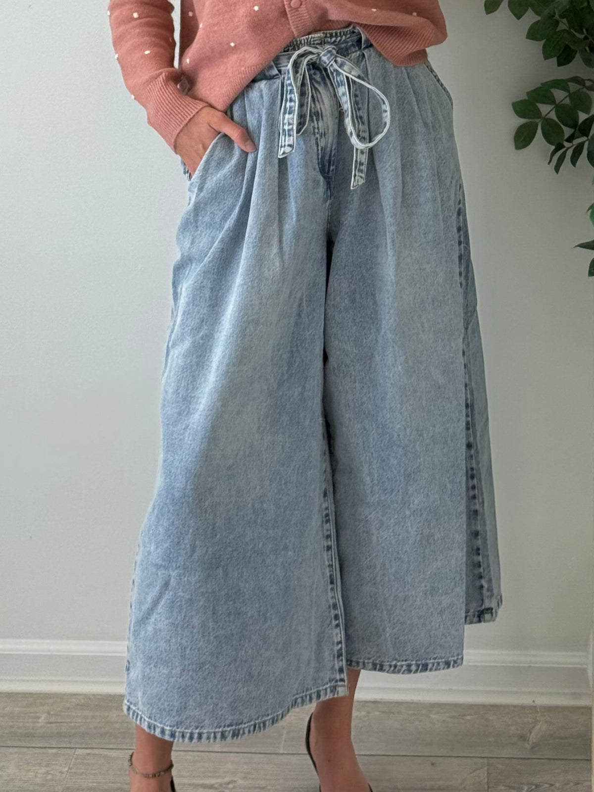 Wide Legged Cropped Jeans