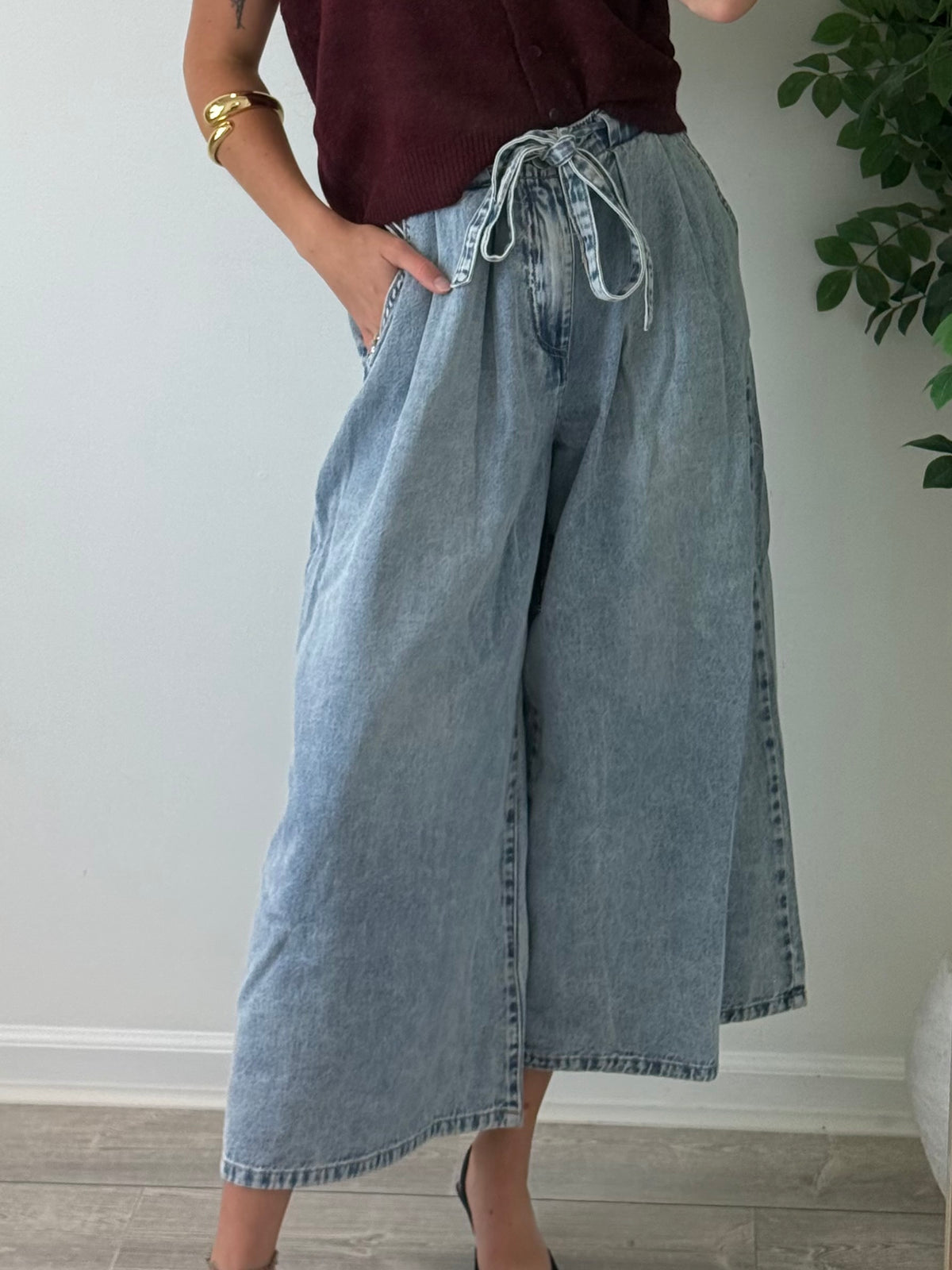 Wide Legged Cropped Jeans