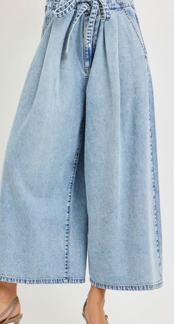 Wide Legged Cropped Jeans